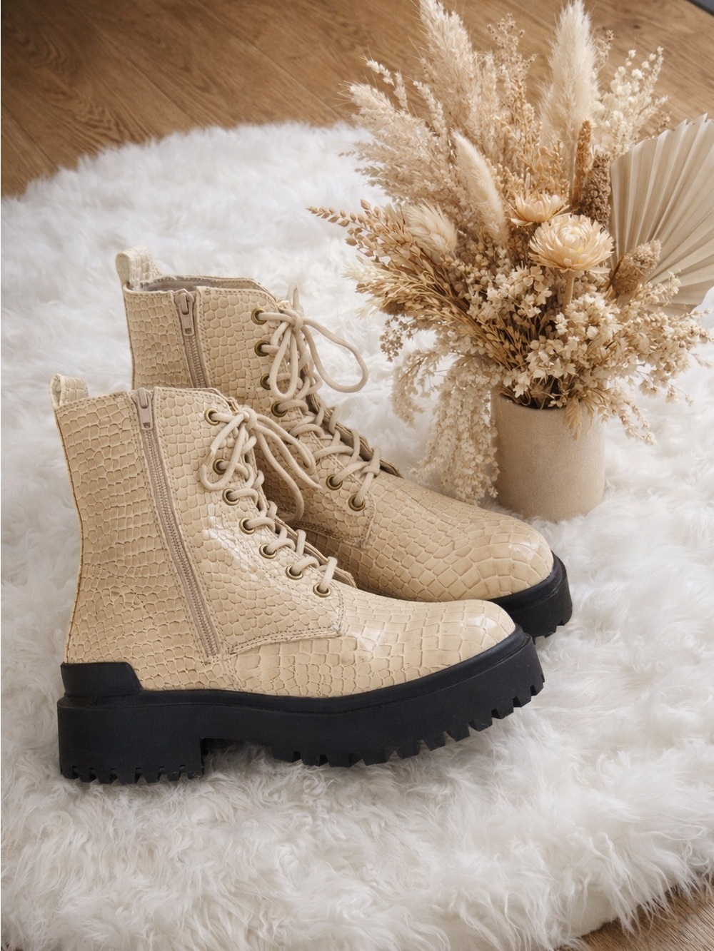 Urban Outfitters Chelsea Boot Grunge Goth Chunky Croc Platform Combat Ivory Sz 8